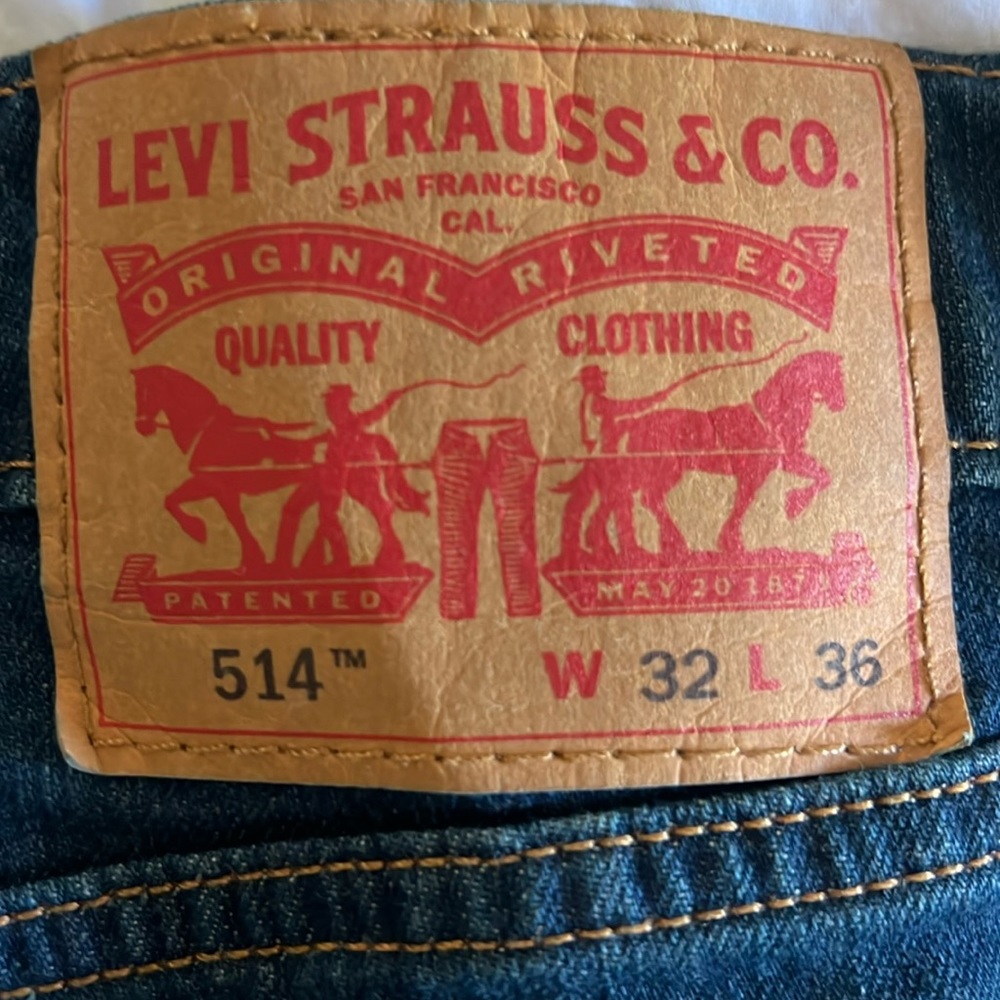 Barely worn gorgeous pair of 514 Levi’s. Great for tall and slim 32x36